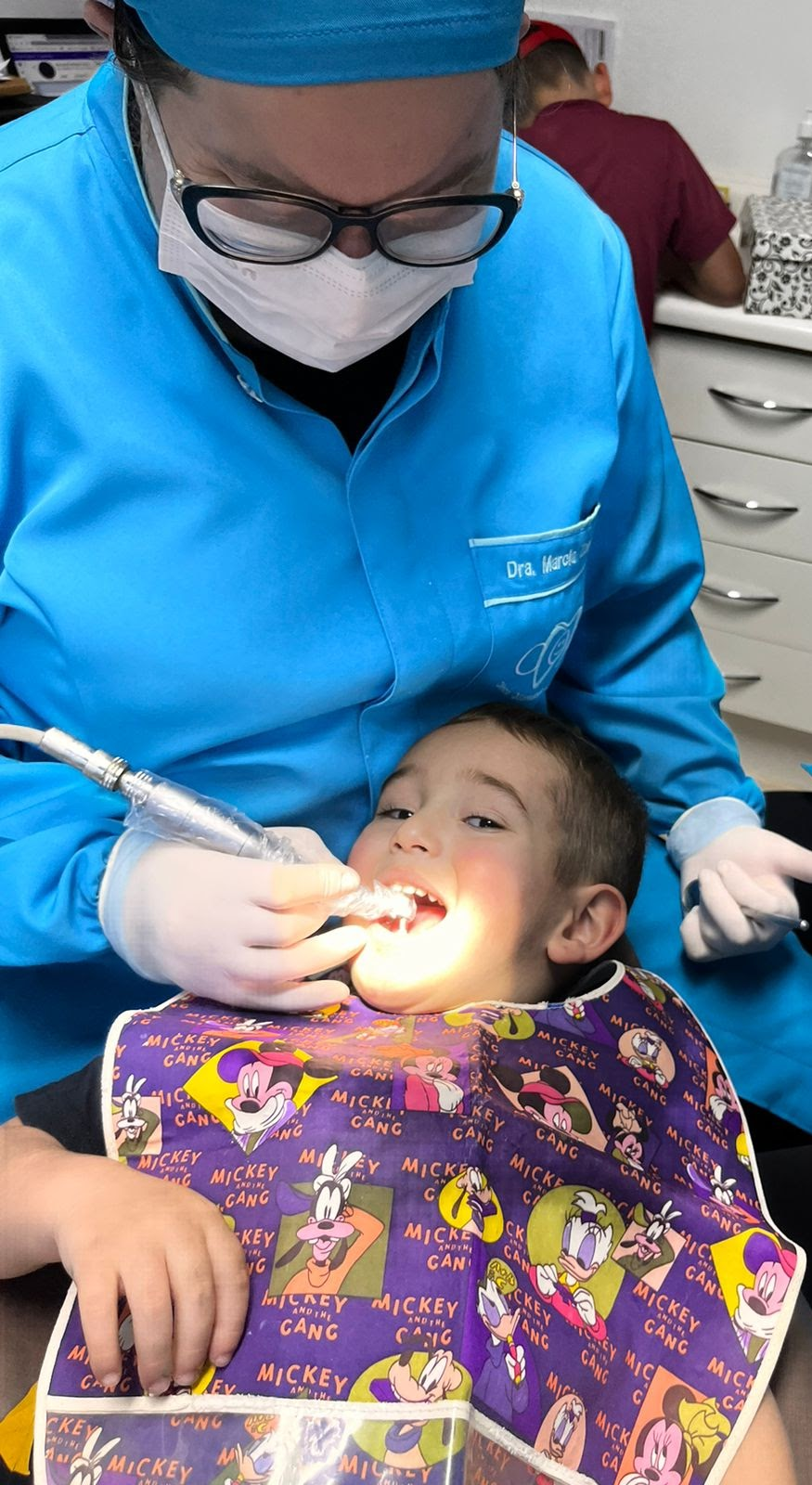 Dra. Marcia Zonatto atendendo criança — Odontopediatria